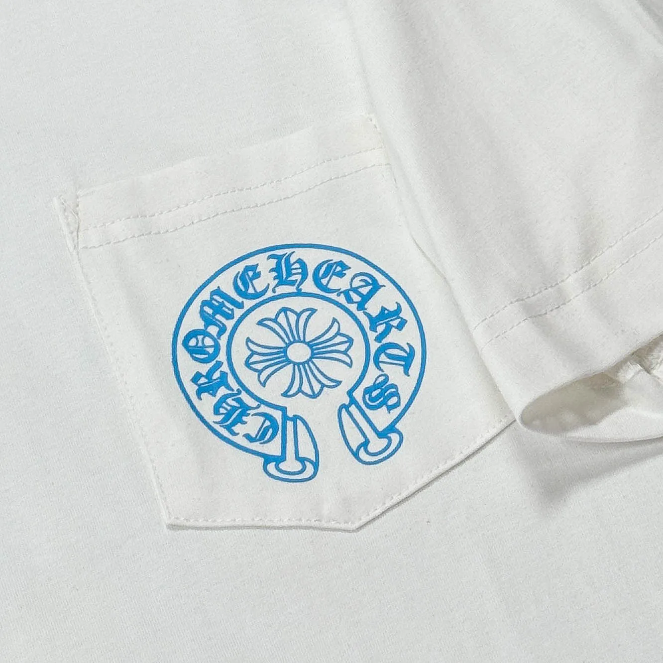 P170 Chrome Hearts 25 high-end versions. The fabric is made of 300 grams of high-density pure cotton. It does not deform or shrink. It has three labels. It is the same style for men and women. Technology: suede foaming + digital printing. Color: white, black. SIZE: S-XL.